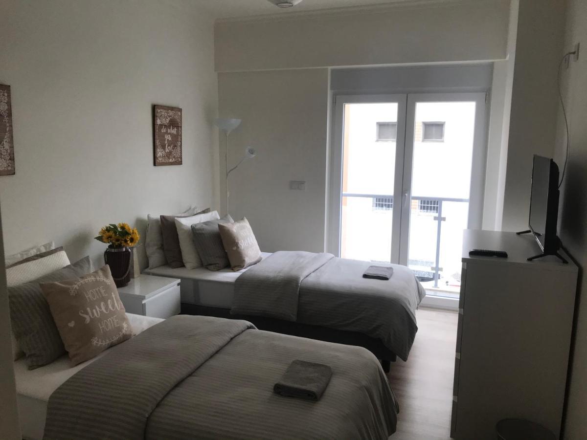 Modern Twin Room With A Balcony Монтіжу Екстер'єр фото