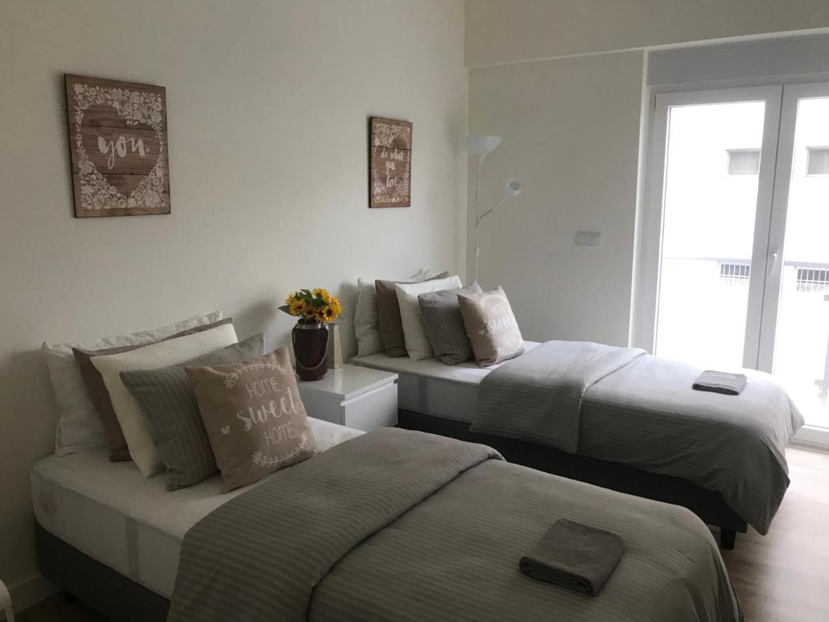 Modern Twin Room With A Balcony Монтіжу Екстер'єр фото