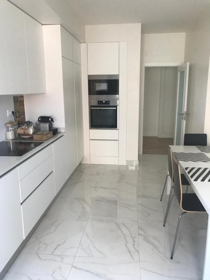Modern Twin Room With A Balcony Монтіжу Екстер'єр фото
