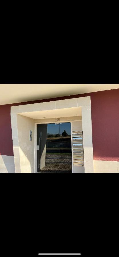 Modern Twin Room With A Balcony Монтіжу Екстер'єр фото