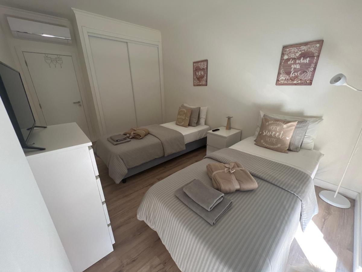 Modern Twin Room With A Balcony Монтіжу Екстер'єр фото
