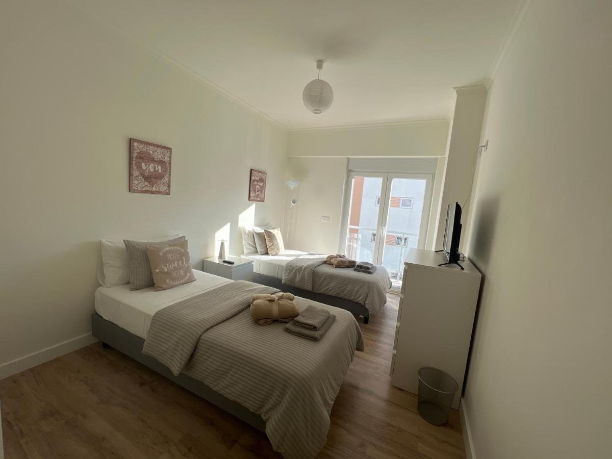 Modern Twin Room With A Balcony Монтіжу Екстер'єр фото