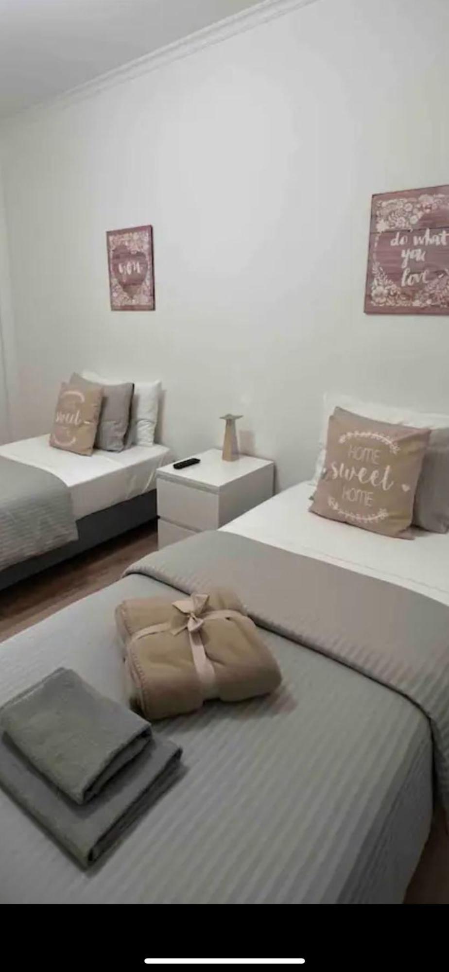 Modern Twin Room With A Balcony Монтіжу Екстер'єр фото