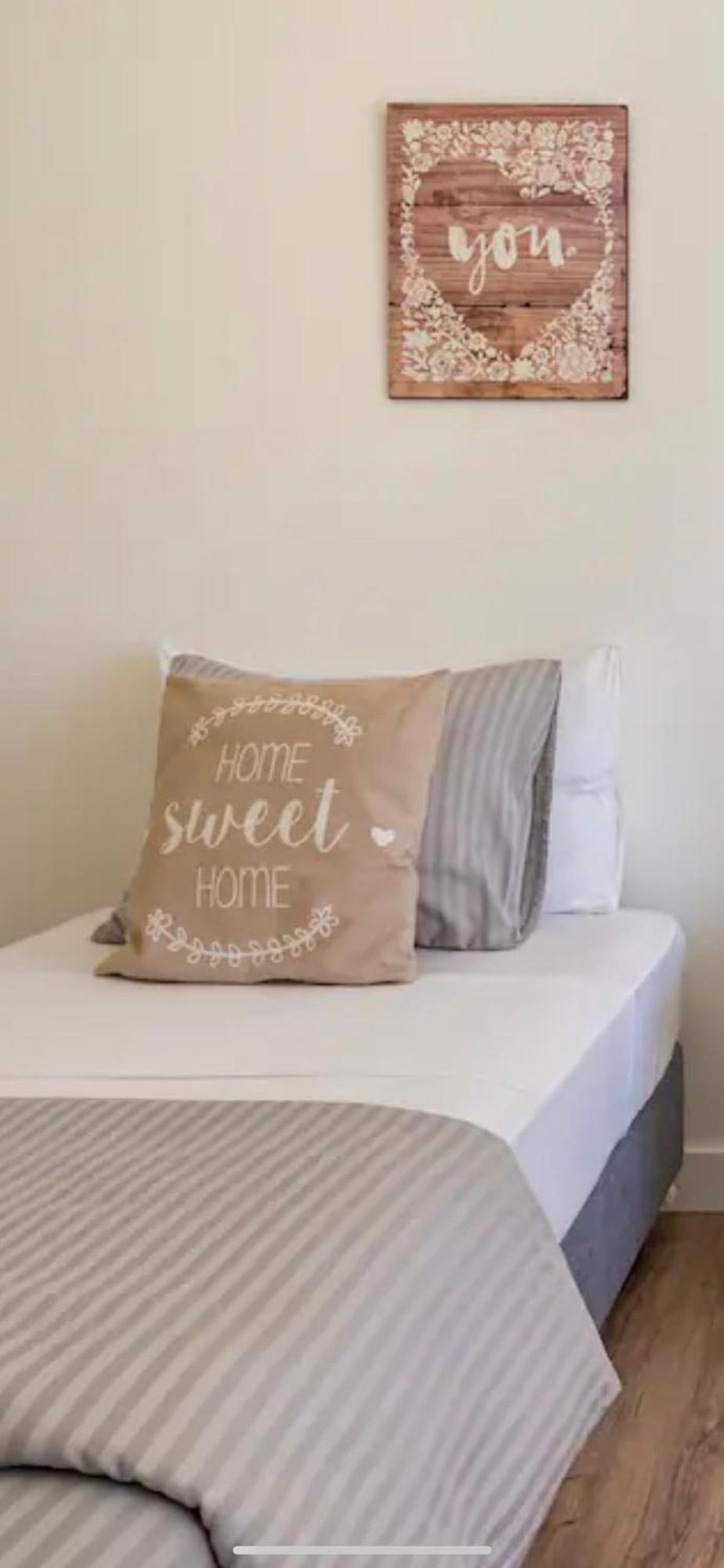 Modern Twin Room With A Balcony Монтіжу Екстер'єр фото