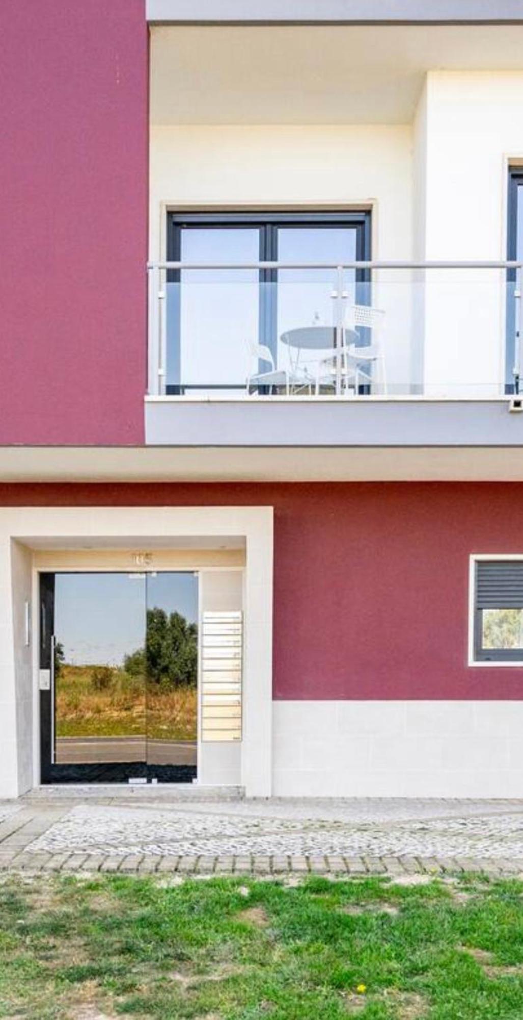 Modern Twin Room With A Balcony Монтіжу Екстер'єр фото