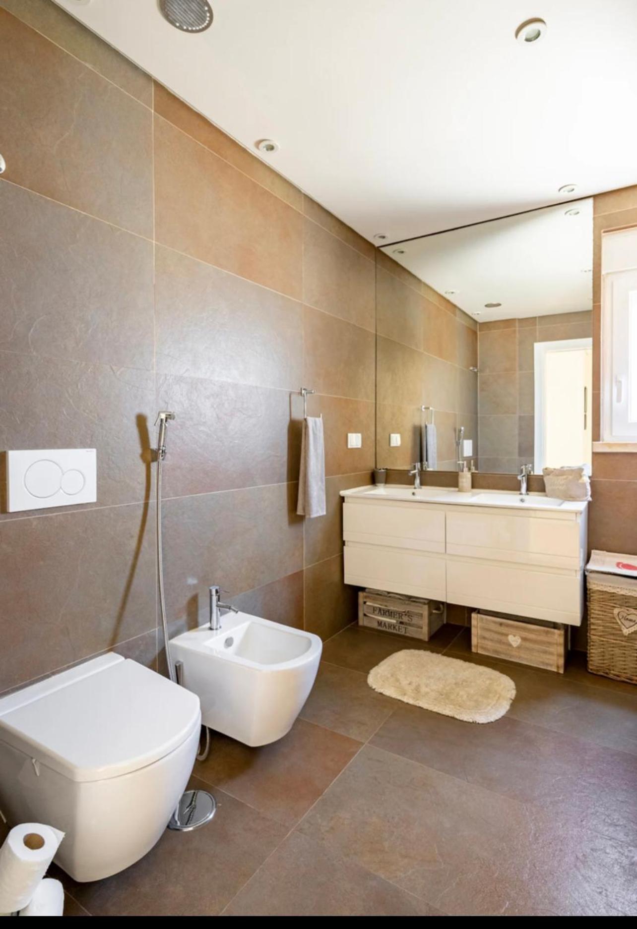 Modern Twin Room With A Balcony Монтіжу Екстер'єр фото