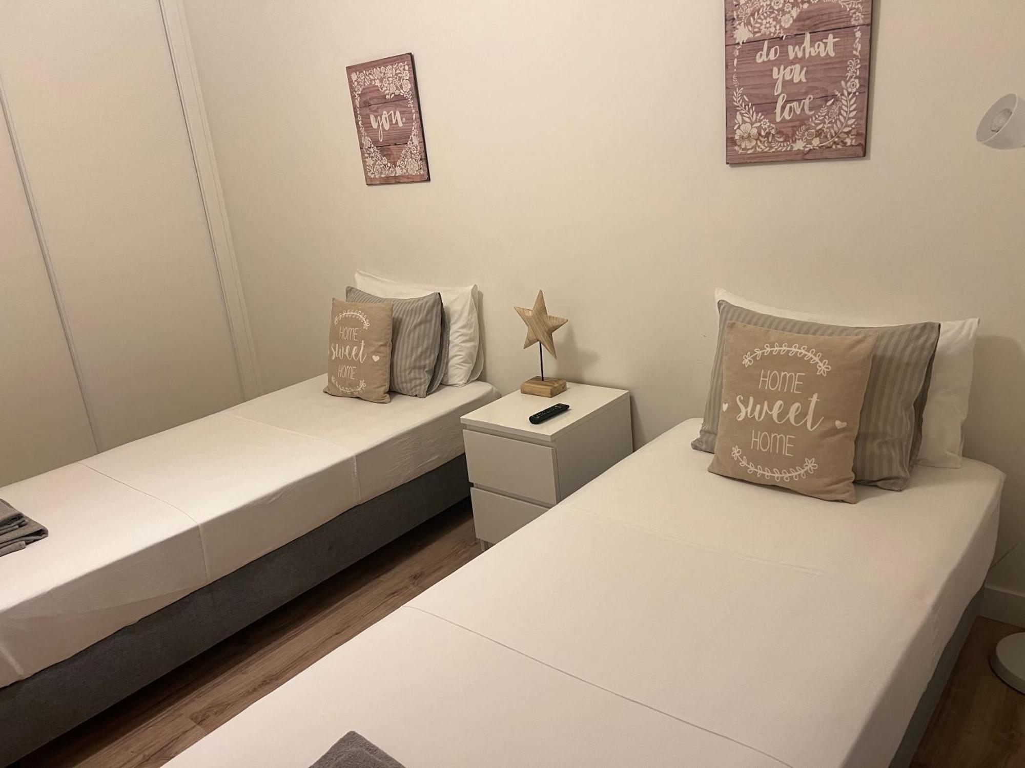 Modern Twin Room With A Balcony Монтіжу Екстер'єр фото