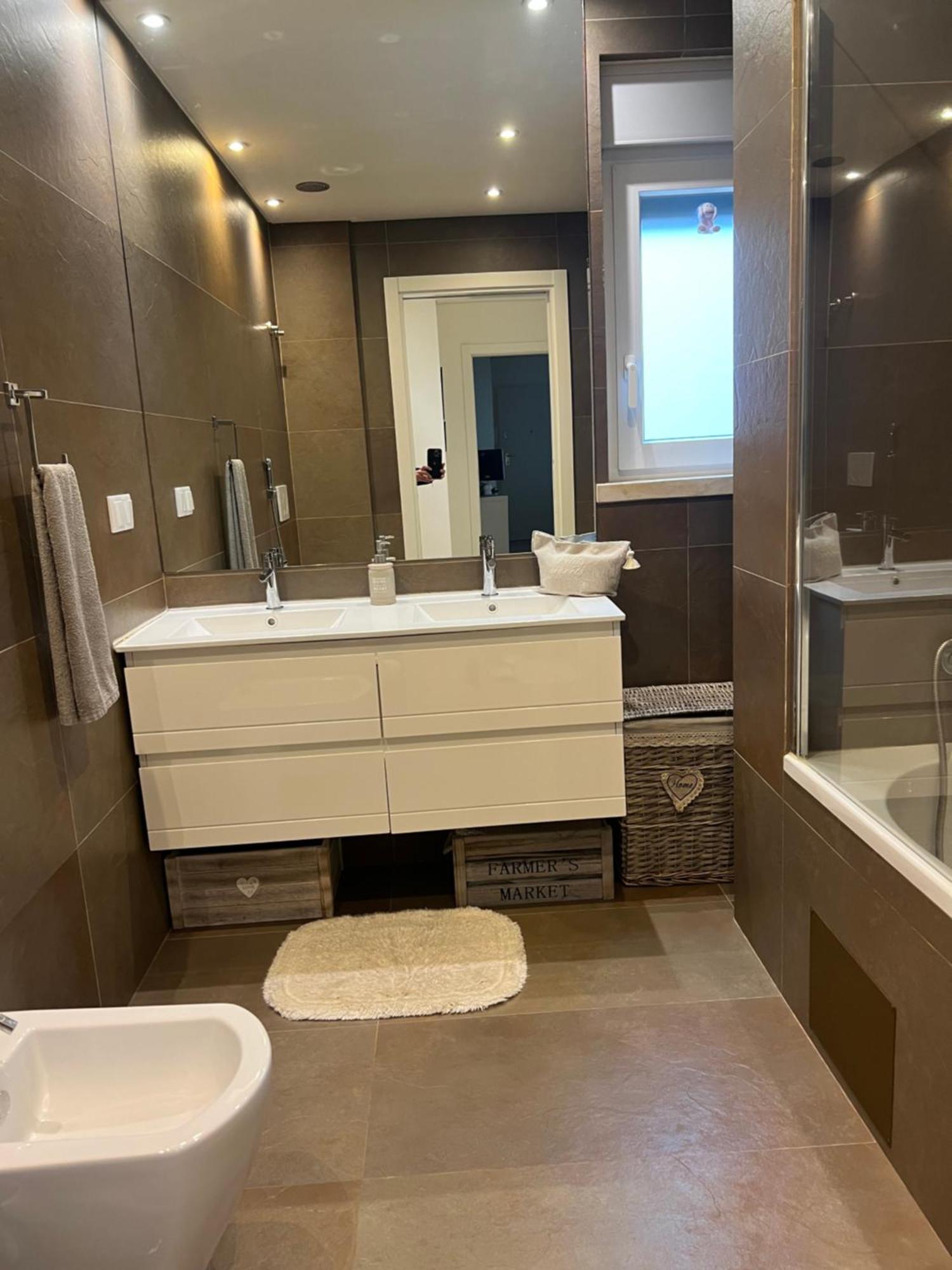 Modern Twin Room With A Balcony Монтіжу Екстер'єр фото