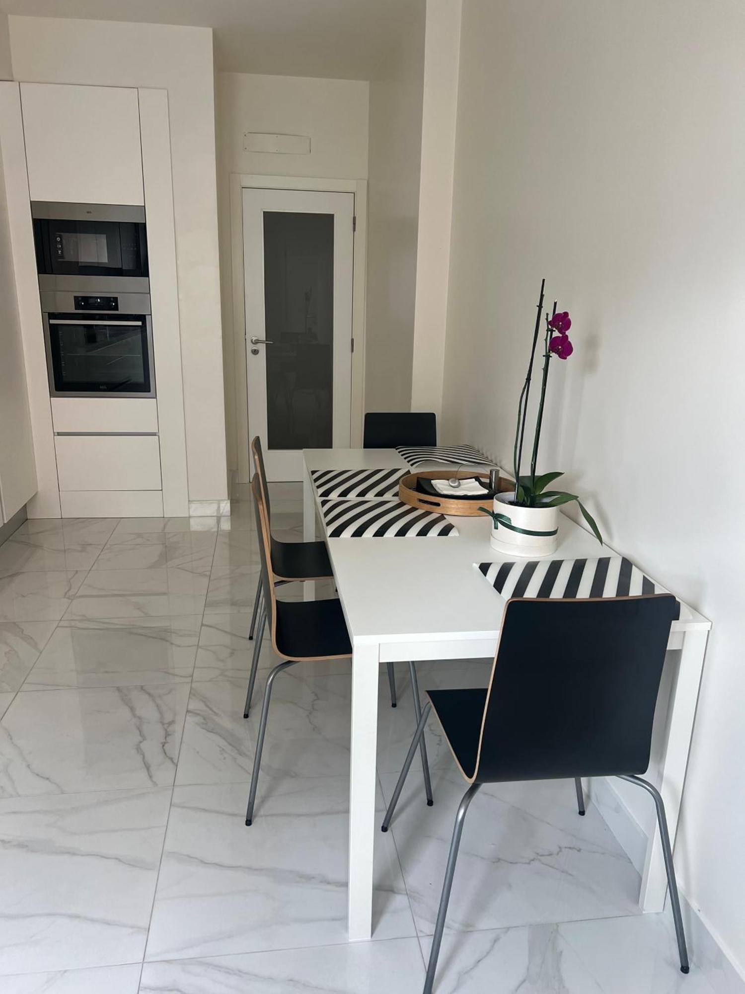 Modern Twin Room With A Balcony Монтіжу Екстер'єр фото